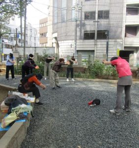 コロナ禍のため屋外で実施したころばん体操